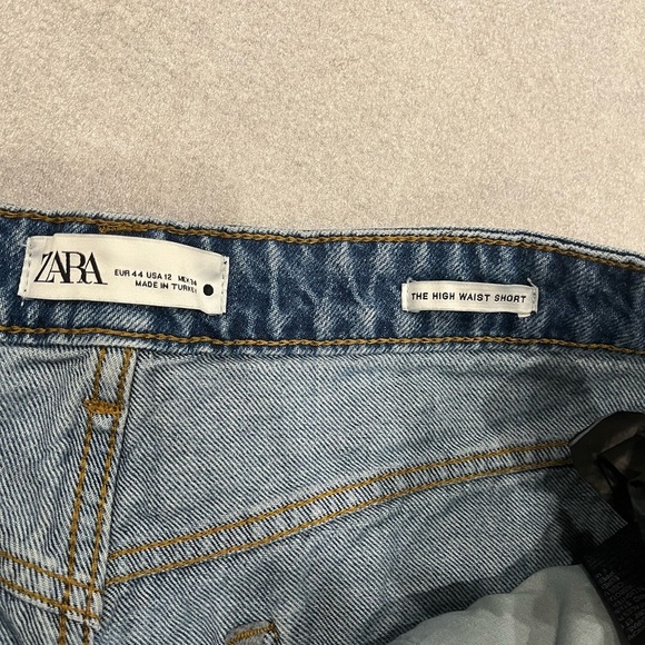 [US12] Zara The High Rise Denim Shorts Distressed - Picture 2 of 5